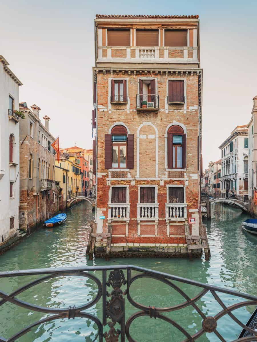 Charming Airbnb with a Venetian canal view, offering guests a cozy retreat near Venice’s iconic bridges and narrow alleyways.